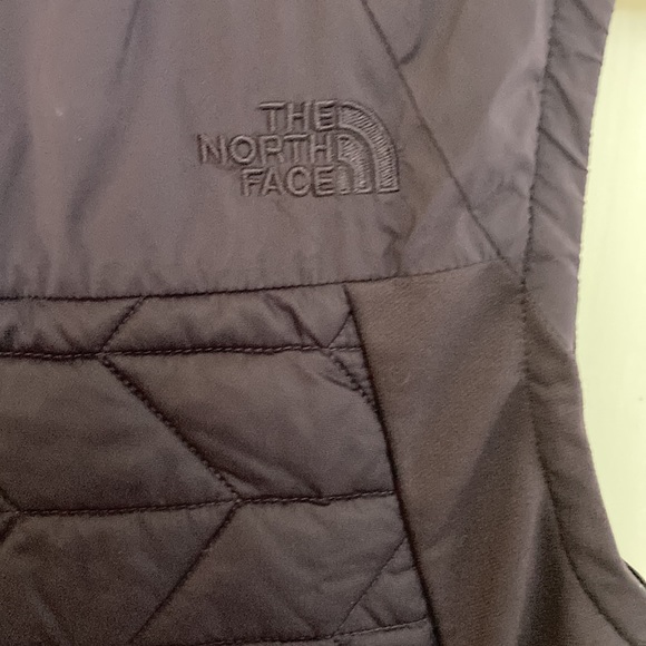 North Face Vest! Beautiful deep purple/plum! Great fit! Perfect length and layer - Picture 5 of 8
